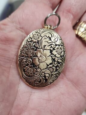 Vintage Floral Engraved Oval Locket Pendant in Antique Gold